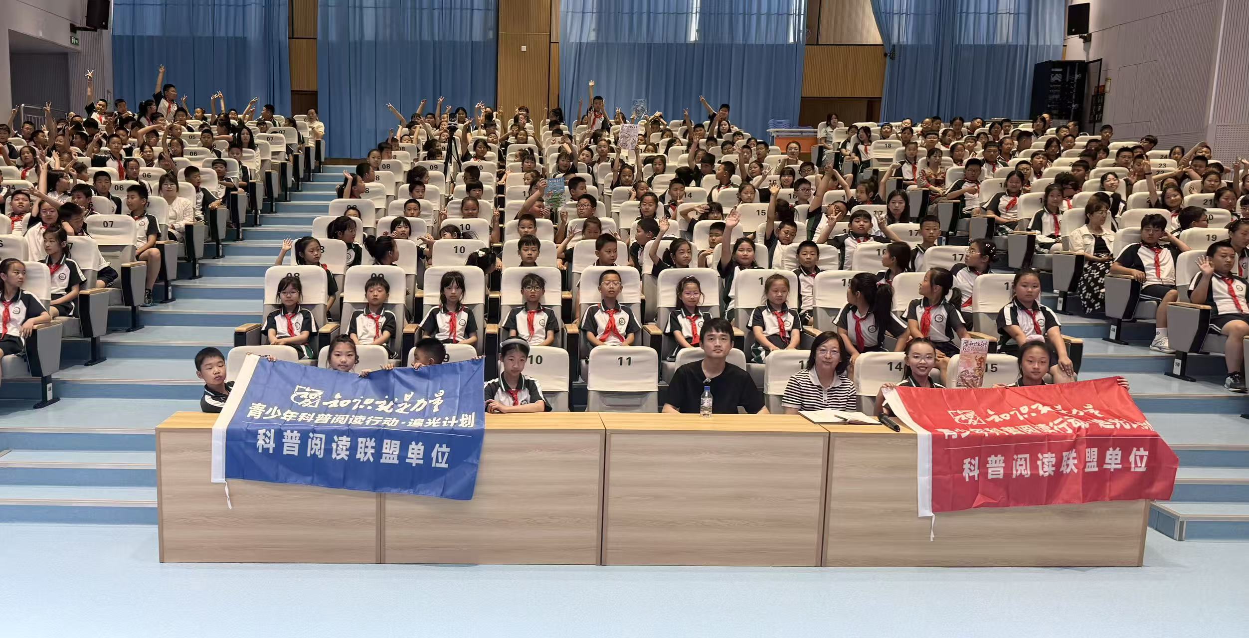 邂逅AI科技，探秘人形机器人|“青少年科普阅读行动·追光计划”走进吉林省长春市南关区树勋学校